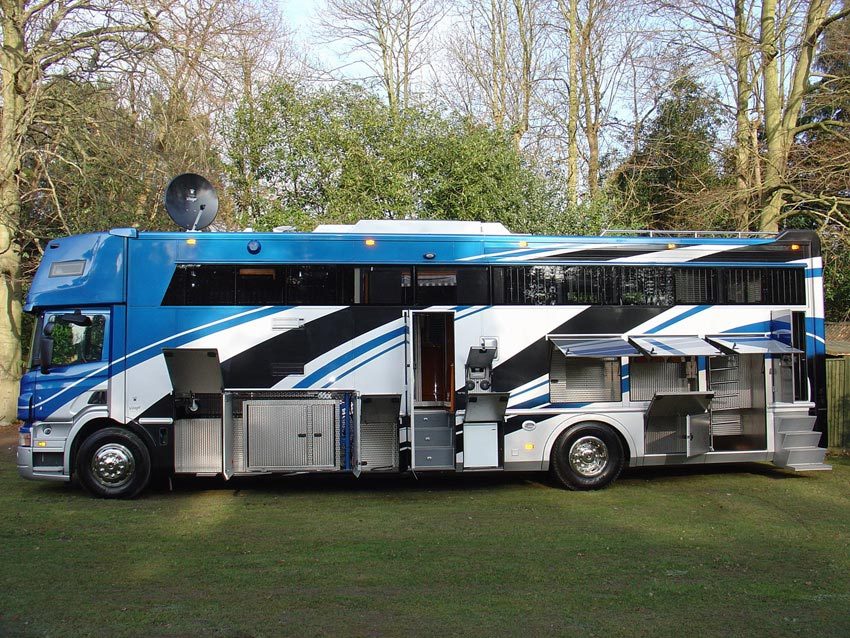 un grand camion pour les chevaux.